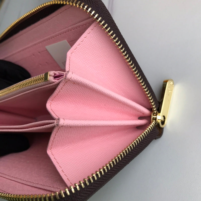 Handle and strap detail of classic premium women's handbag – women's premium purse