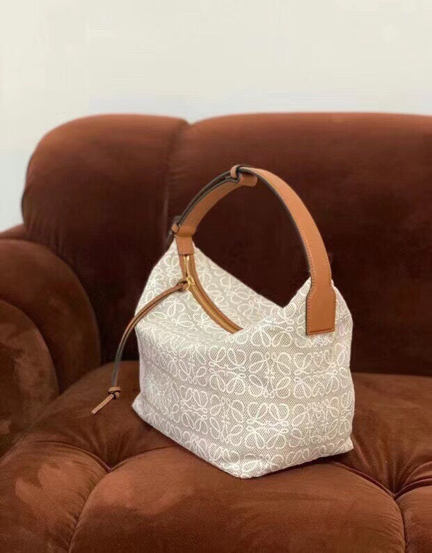Ziva's Charm handbag – detail view (27cm*21cm*16.5cm)