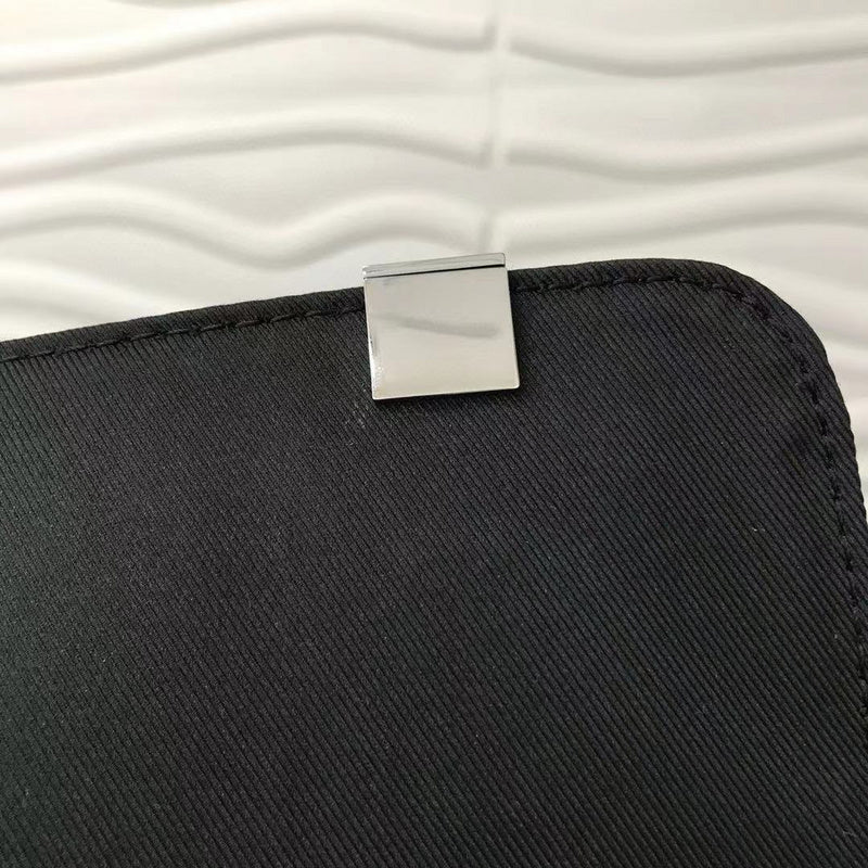 Handle and strap detail of classic premium women's handbag – women's statement bag