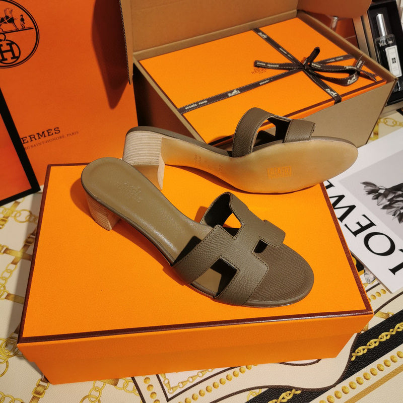 Hermès Tan Flat Thong Sandals - Heel Detail View