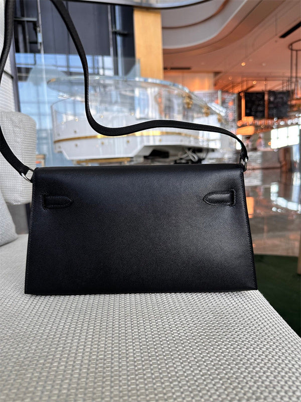  Graceful shoulder bag carried on shoulder 10
