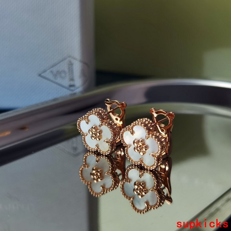 Full view of Van Cleef & Arpels unisex jewelry piece