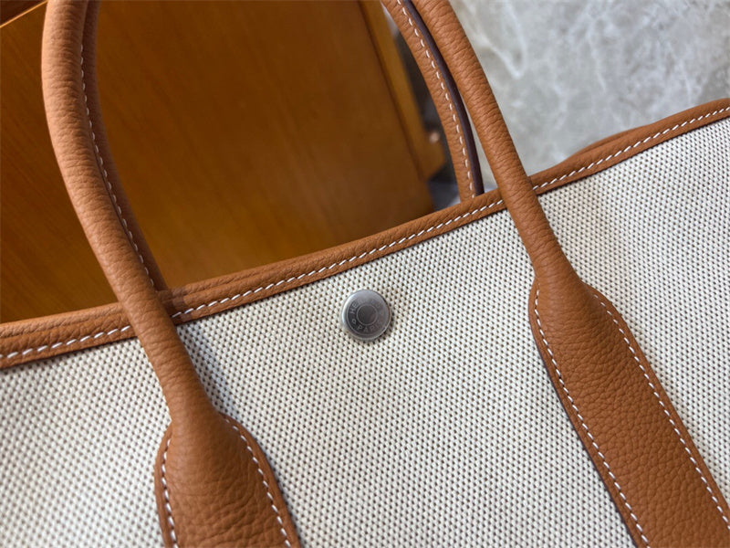  sleek everyday bag styled with outfit 24