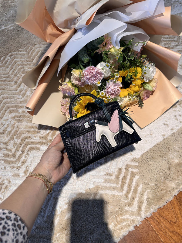  effortless carryall bag styled with outfit