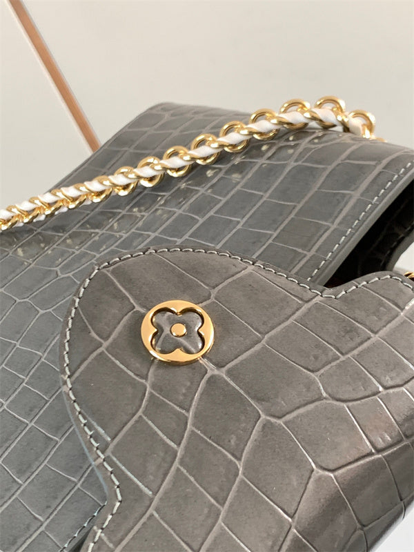  structured bag close-up of hardware and finish 17