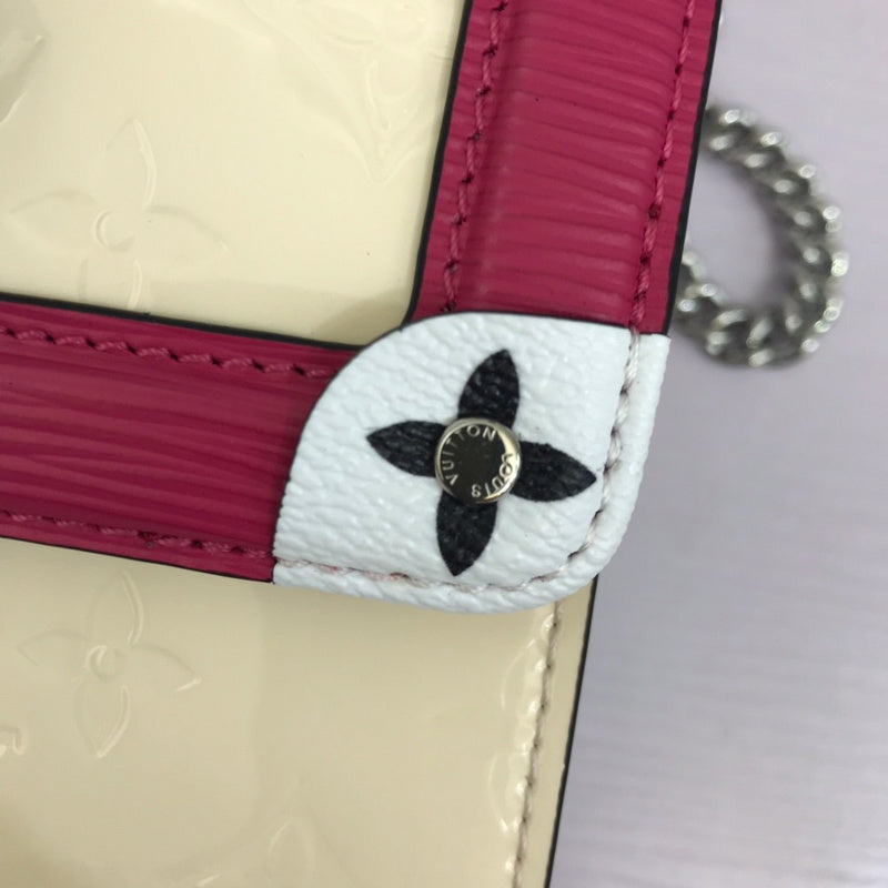 Handle and strap detail of refined signature women's handbag – women's luxury handbag