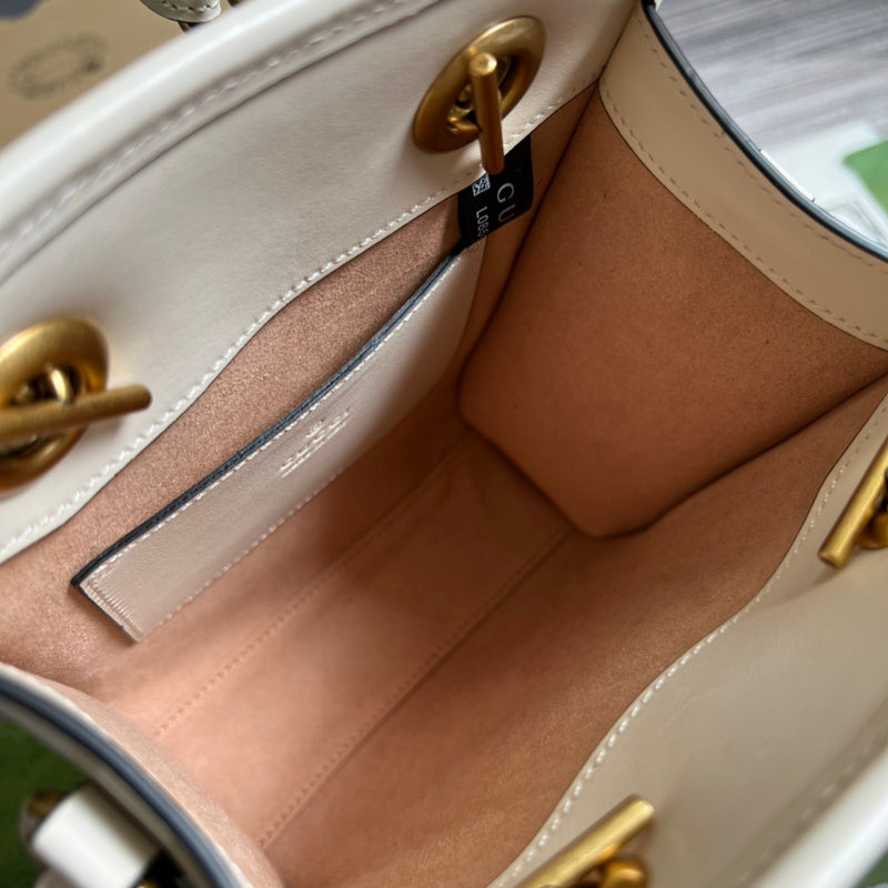Handle and strap detail of chic refined women's handbag – women's premium purse