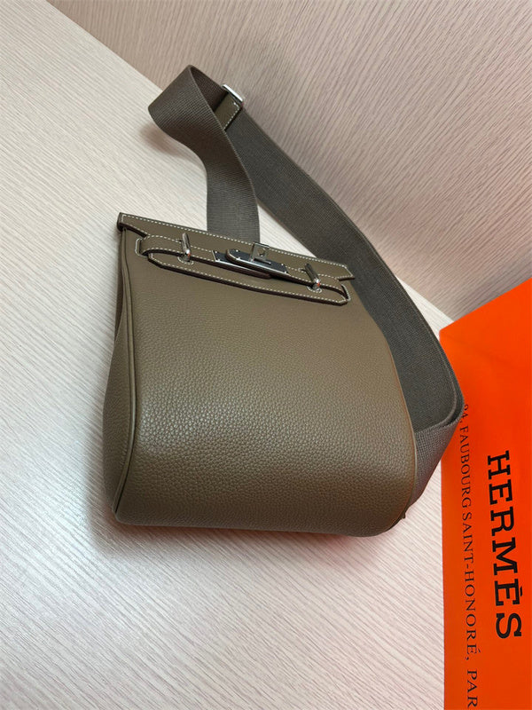  Essential tote bag front view 25
