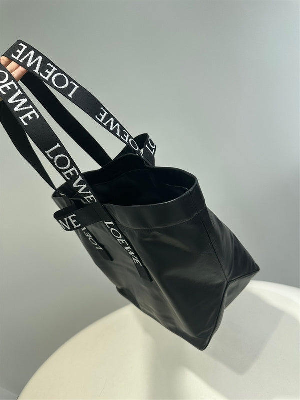 Ziva's Charm handbag – close-up view (50cm*31cm*20cm)