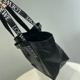 Ziva's Charm handbag – close-up view (50cm*31cm*20cm)