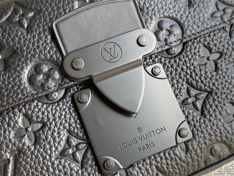  signature everyday bag detail view showing craftsmanship