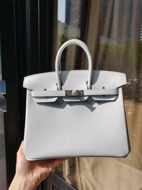  Streamlined structured bag carried on shoulder