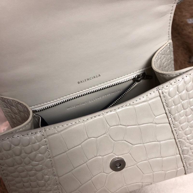 Side profile of modern polished women's handbag – women's designer-style accessory