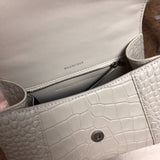Side profile of modern polished women's handbag – women's designer-style accessory