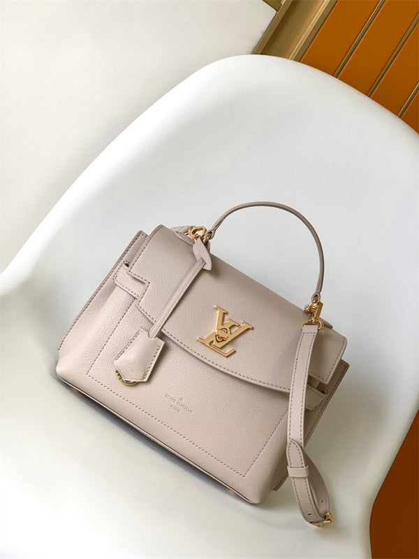  Statement shoulder bag front view