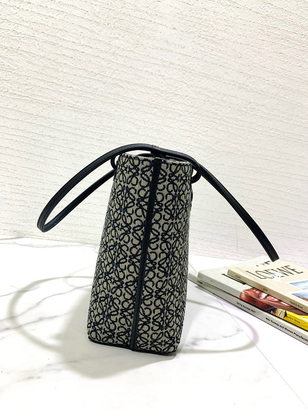 Ziva's Charm handbag – interior view (21cm*10cm*22cm)