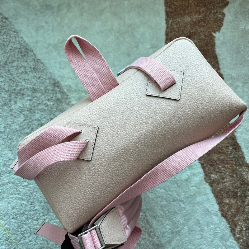 Handle and strap detail of everyday-luxe premium women's handbag – women's everyday handbag