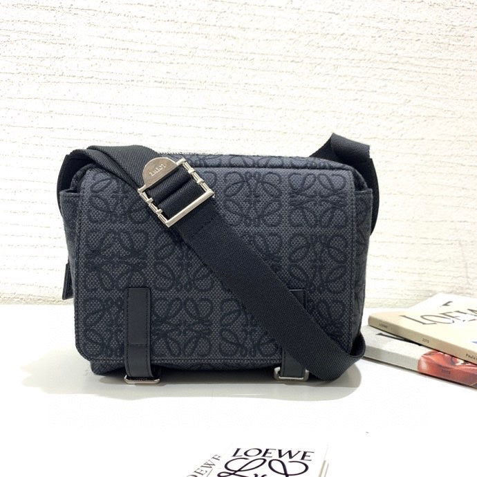Ziva's Charm handbag – close-up view (24.5cm*18cm*9cm)