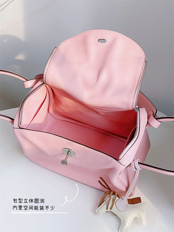  Clean-Lined tote bag carried on shoulder