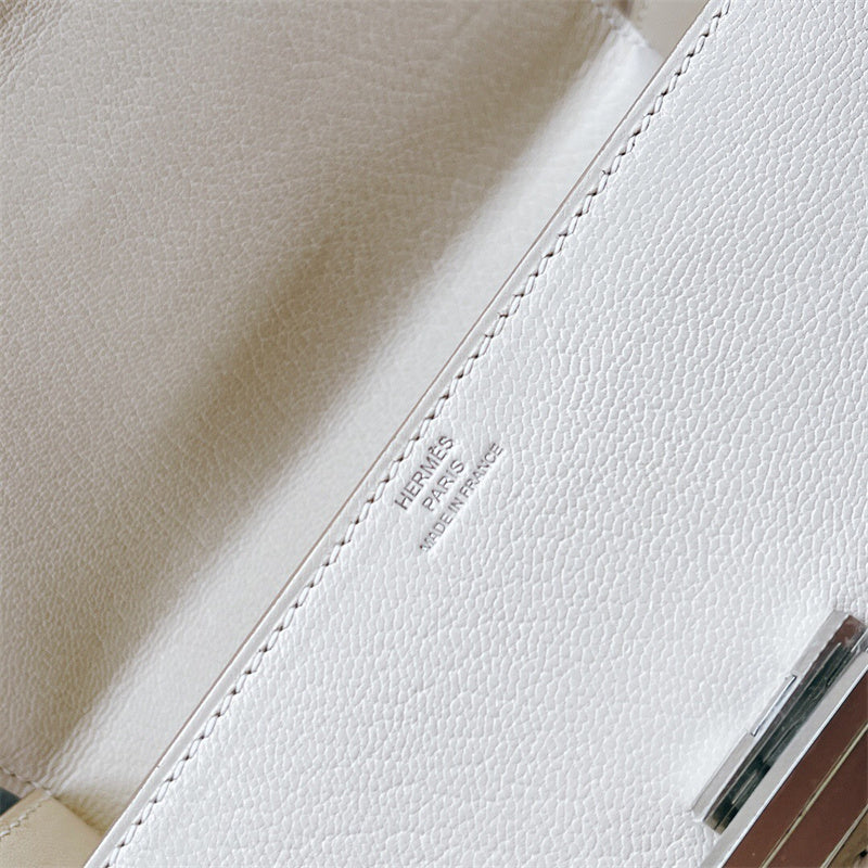  tailored carryall bag detail view showing craftsmanship