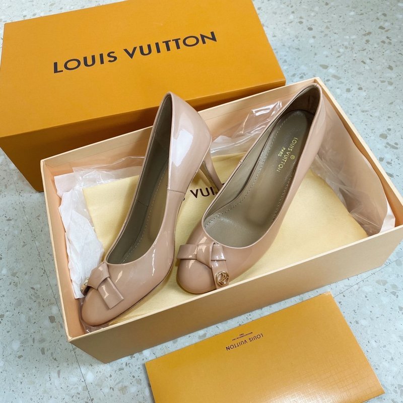 Back view of Louis Vuitton luxury piece style No.164