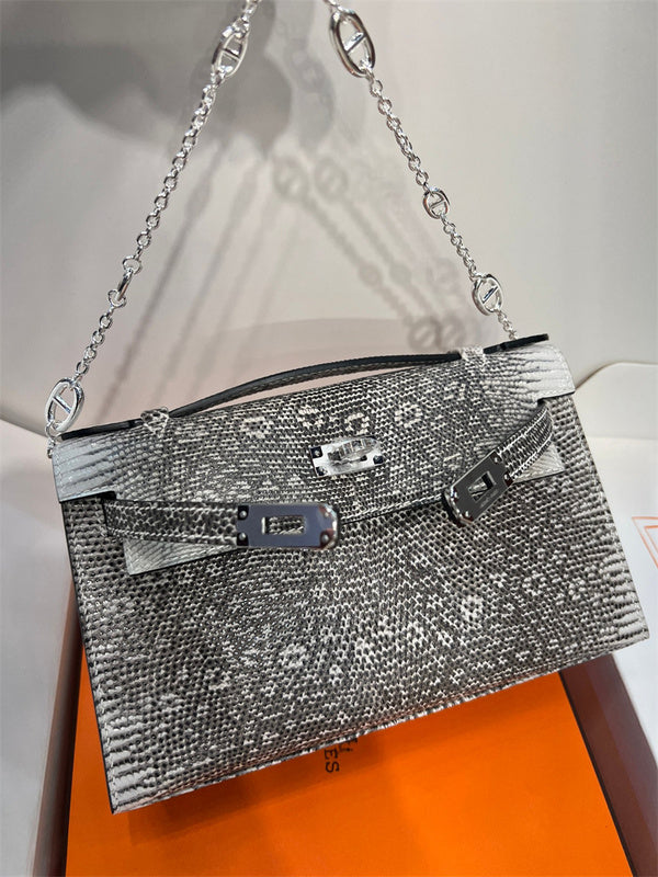  everyday structured bag detail view showing craftsmanship 8