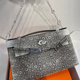  everyday structured bag detail view showing craftsmanship 8