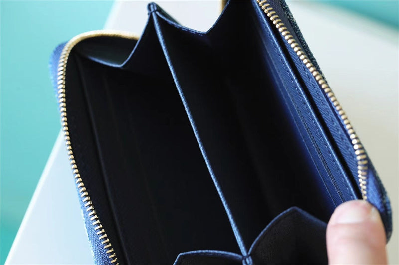  Versatile handbag carried on shoulder