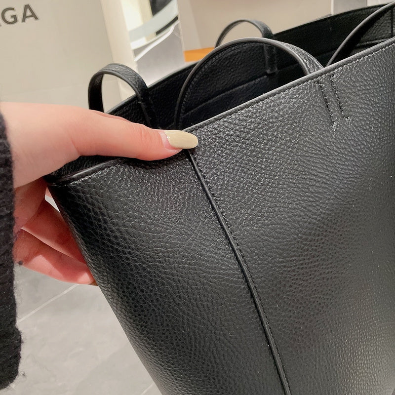 Ziva's Charm handbag – close-up view (one versatile size)