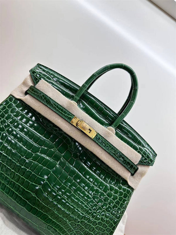  chic shopper bag detail view showing craftsmanship 8