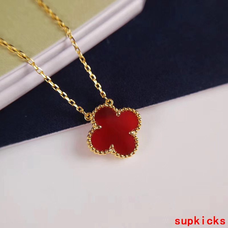 Full view of Van Cleef & Arpels unisex jewelry piece