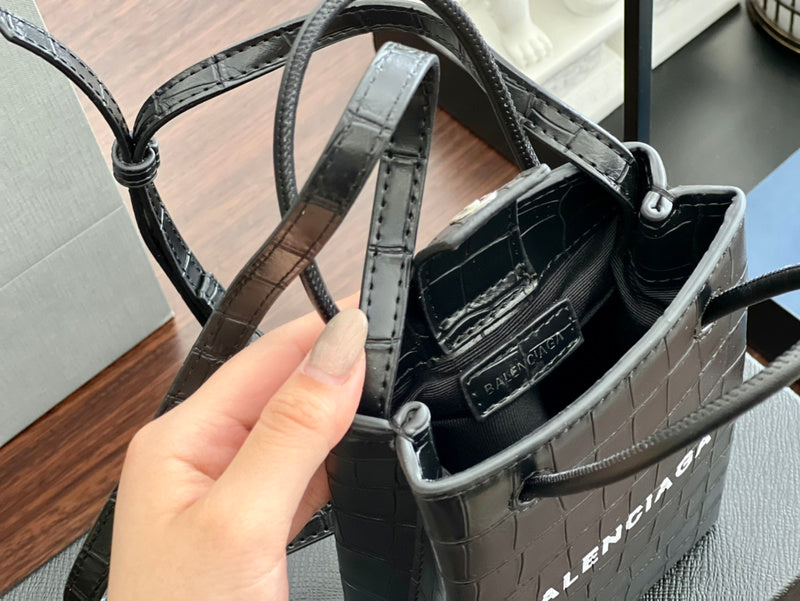 Ziva's Charm handbag – close-up view (one versatile size)
