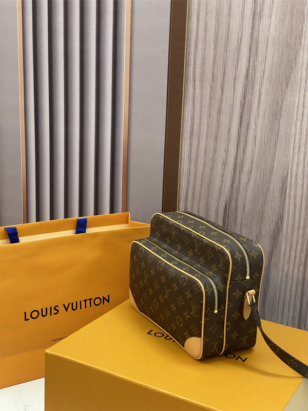  Tailored shoulder bag carried on shoulder