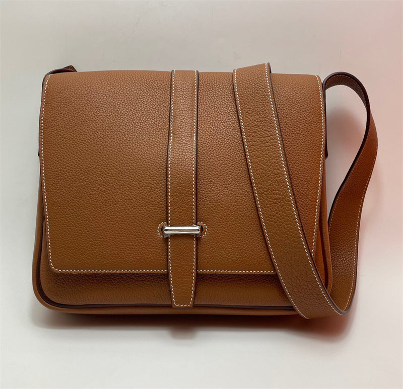  shoulder bag interior and compartment view