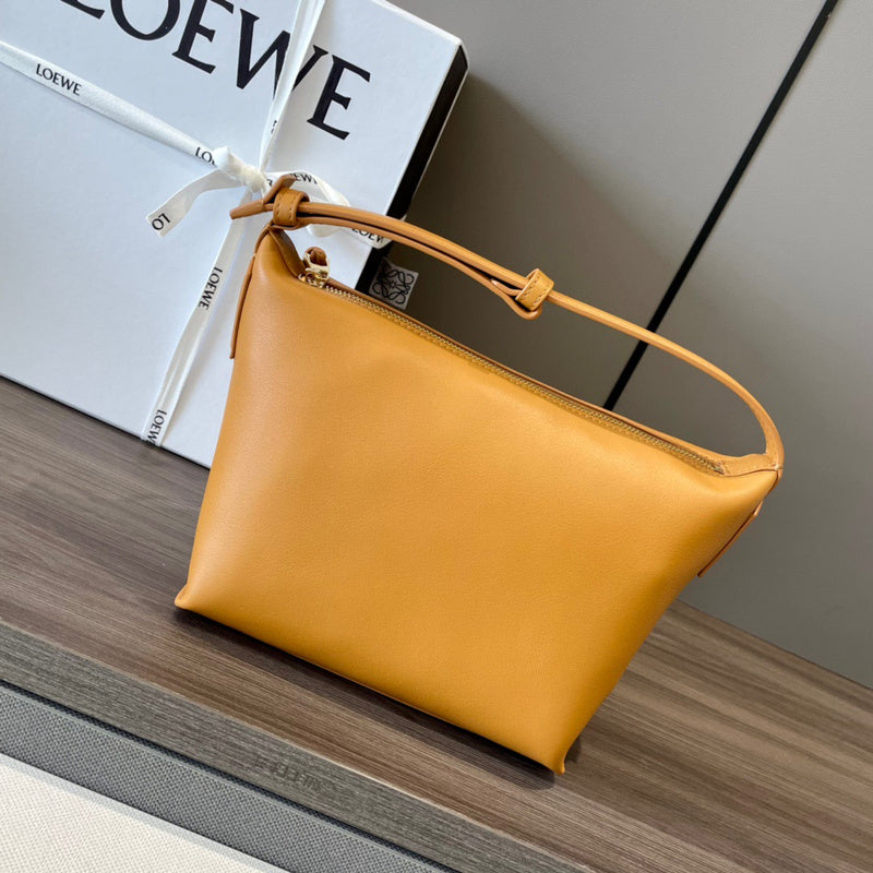 Ziva's Charm handbag – close-up view (21cm*17cm*12.5cm)
