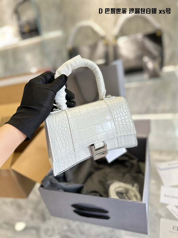 Ziva's Charm handbag – detail view (one versatile size)