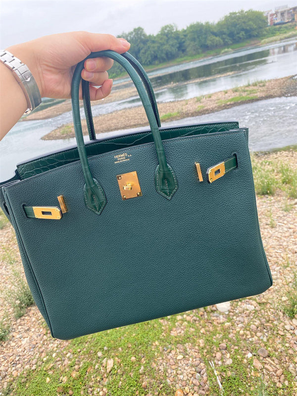  minimalist shoulder bag styled with outfit