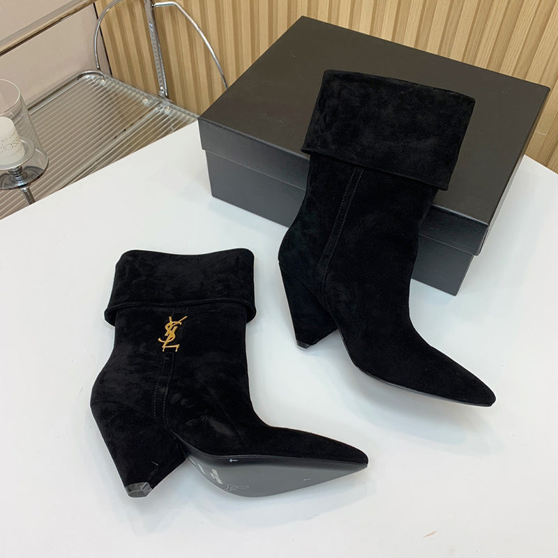 Styling view of Saint Laurent luxury piece style No.040