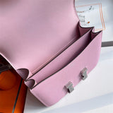  Chic tote bag carried on shoulder
