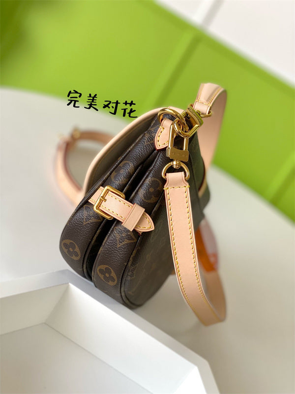  crossbody bag interior and compartment view