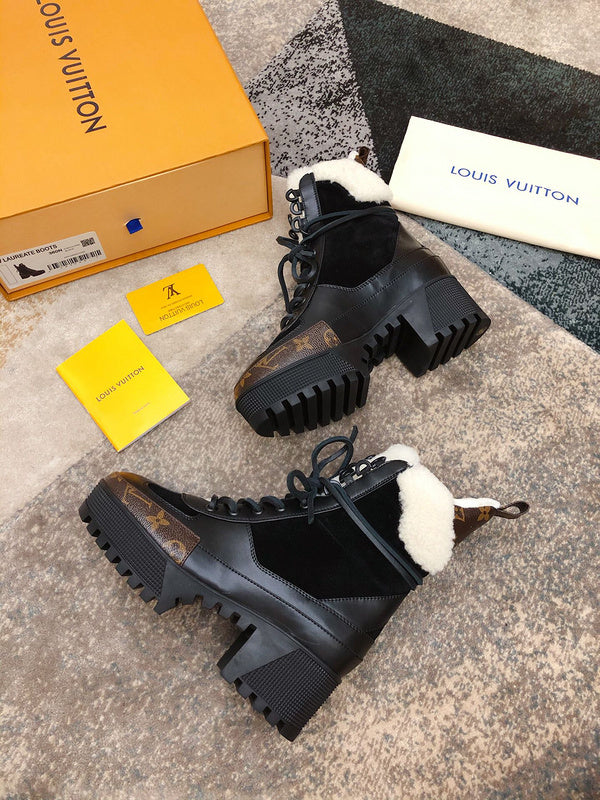 Full silhouette view of Louis Vuitton luxury piece style No.177