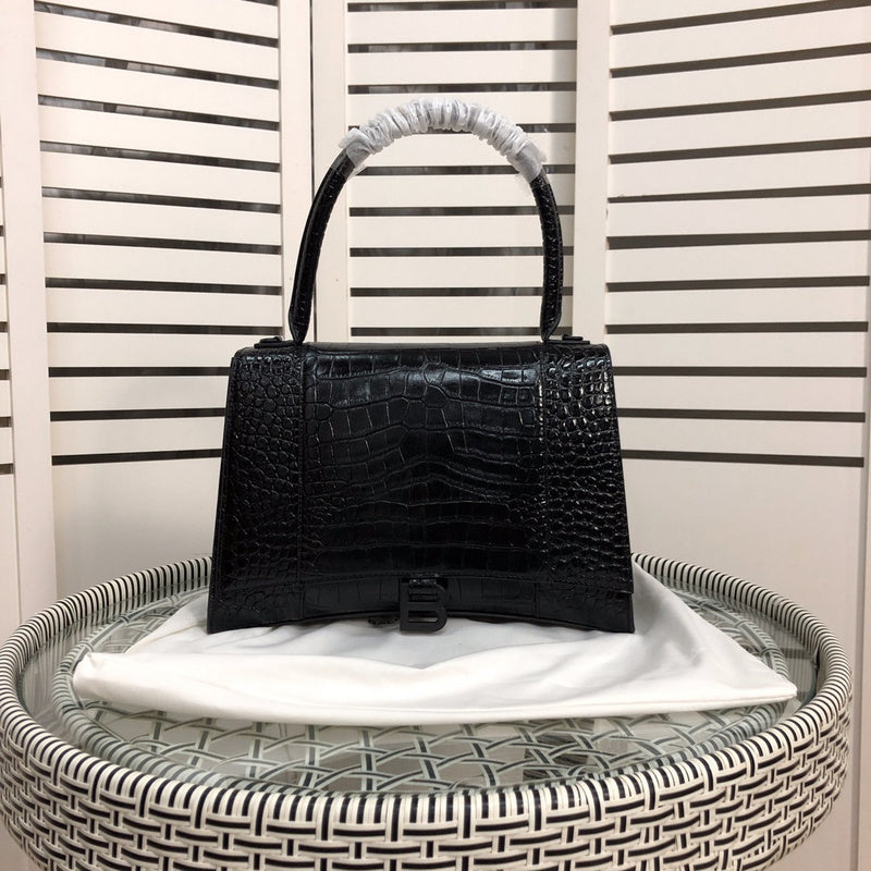 Side profile of sleek classic women's handbag – women's everyday handbag
