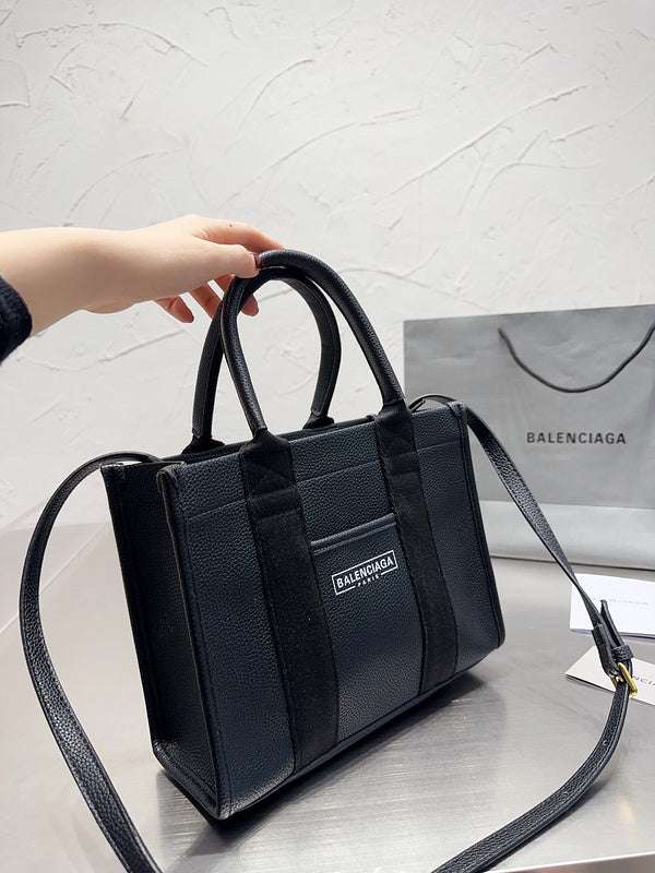 Ziva's Charm handbag – product shot (one versatile size)