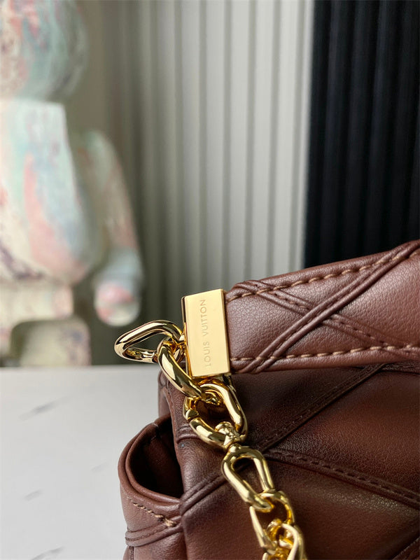  Sophisticated shoulder bag front view 7