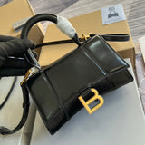 Handle and strap detail of statement elevated women's handbag – women's premium purse