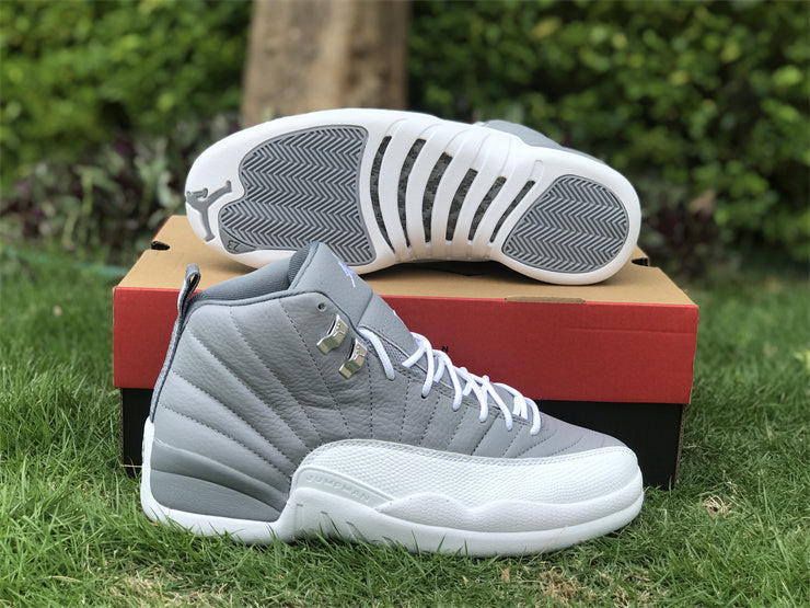 Side profile of Nike classic monochrome sneakers cushioned comfort fit