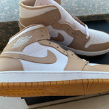 Nike Men's & Women's Luxury Low-Top Trainers — Style 189 hardware detail