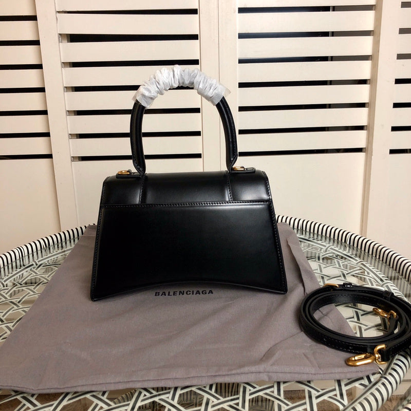 Interior view of structured classic women's handbag – women's everyday handbag