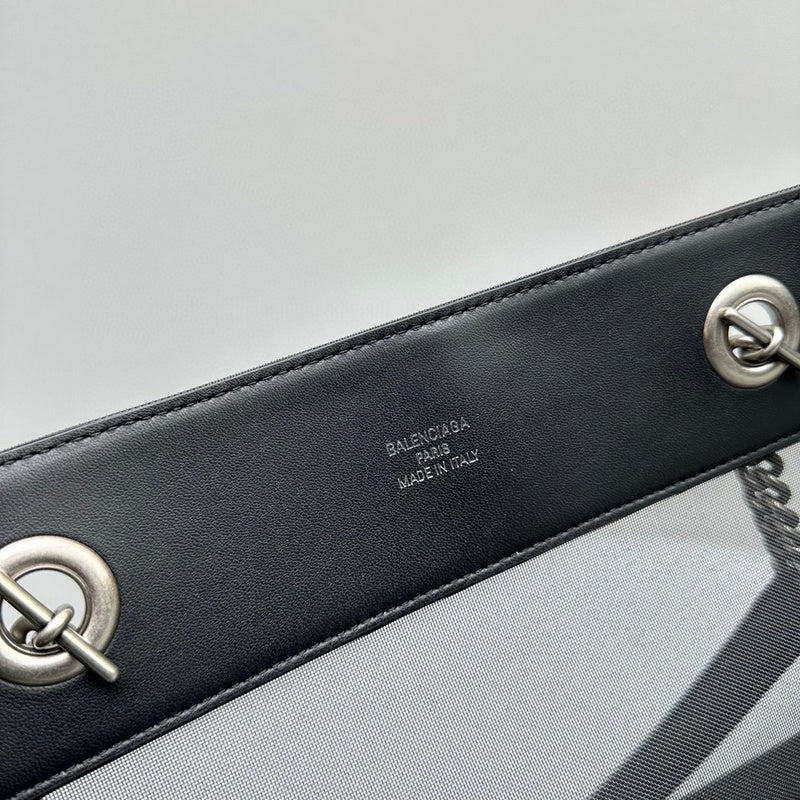 Zivas Charm Understated Luxury Fashion Handbag (Polished Everyday Piece) – Close-Up Detail
