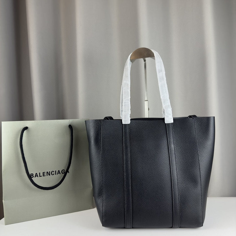 Zivas Charm Sleek Silhouette Statement Handbag (Elevated Daily Companion) – Lifestyle Shot